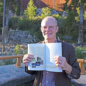 Frankelius med bok i Kolmården